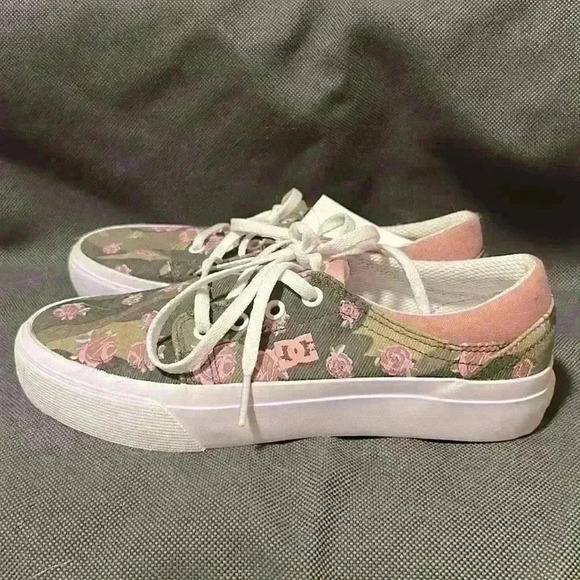 DC girls  camo shoes size 4.5 - Picture 2 of 3